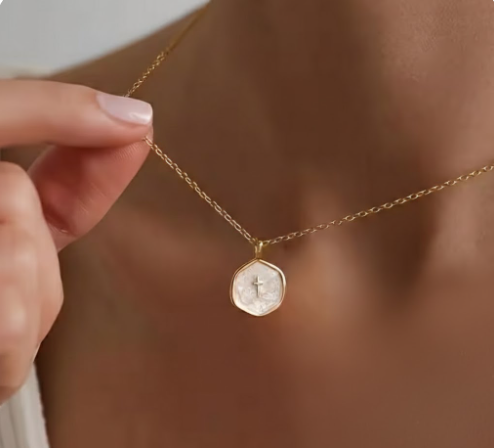 Collar Minimalista Dorado con Mini Cruz