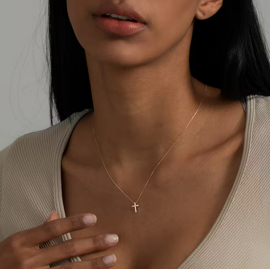 Collar minimalista de mini cruz