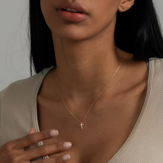 Collar minimalista de mini cruz