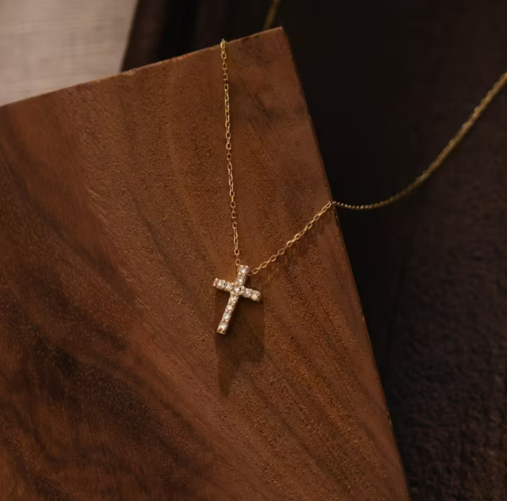 Collar minimalista de mini cruz