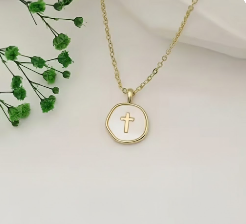 Collar Minimalista Dorado con Mini Cruz
